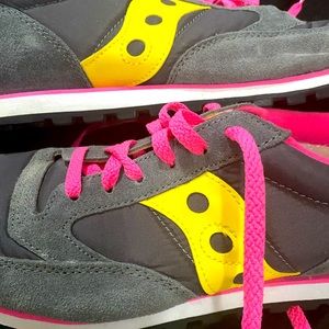 SAUCONY WOMEN’S JAZZ LOW PRO SNEAKERS only worn once